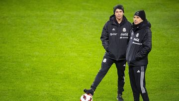 Hirving Lozano y Guillermo Ochoa en el reconocimeinto de cancha en Cincinnati