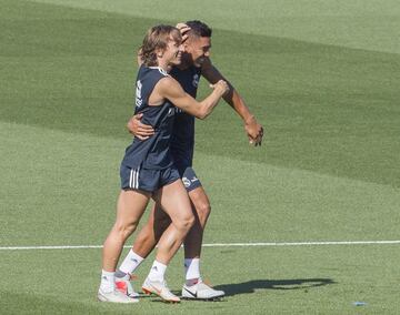 Casemiro recibió de esta forma al centrocampista croata, Luka Modric.