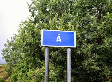 Pequeño y pintoresco pueblo pesquero que tiene la distinción de tener uno de los nombres más cortos del mundo. Se encuentra en el extremo sur del archipiélago de las Islas Lofoten, en el noroeste de Noruega (municipio de Moskenes). La palabra "Å" significa "riachuelo" o "pequeño río" en las lenguas escandinavas.