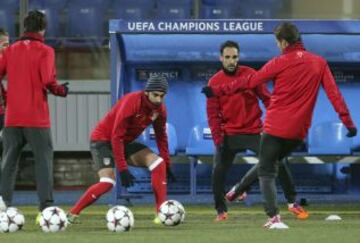 Los jugadores del Atlético durante una sesión de entrenamiento en el estadio Petrovsky de San Petersburgo, víspera a su enfrentamiento ante el Zenit en un partido del grupo G de la Champions league