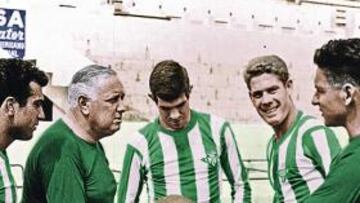 <b>CHARLA. </b>Colo, Balmanya, con el balón, Luis Aragonés y Martínez, con el Betis.