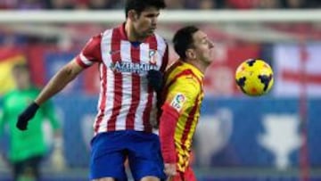 Diego Costa y Messi disputan un balón.