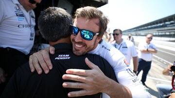 SCM16. INDIANÁPOLIS (EE.UU.), 15/05/2017.- El piloto español Fernando Alonso (d) abraza al piloto colombiano y exganador de las 500 millas de Indianápolis Juan Pablo Montoya (i-espaldas) durante un entrenamiento libre hoy, lunes 15 de mayo de 2017, en Indianápolis, Indiana (EE.UU.). Alonso, dos veces campeón mundial de Fórmula uno, debuta con el número 29 en la lista oficial de 33 inscritos en las 500 millas de Indianápolis anunciada este lunes, pocas horas antes de los entrenamientos libres. En la 101 edición de la legendaria carrera, que se disputará el 28 de mayo, tomarán la salida siete pilotos que ya la han ganado: Juan Pablo Montoya, Buddy Lazier, Helio Catroneves, Scott Dixon, Tony Kanaan, Alexander Rossi (vencedor el año pasado) y Ryan Hunter-Reay. EFE/STEVE C. MITCHELL