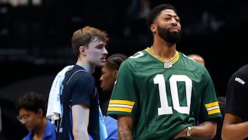 Cooper Flagg y Anthony Davis, durante un tiempo muerto del Dallas Mavericks-Portland Trail Blazers.