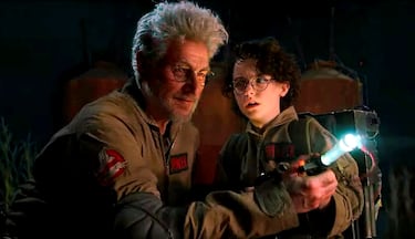 En la nueva entrega de 2021 de la saga de Ghostsbusters, son los nietos del mítico Egon Spengler (uno de los cazafantasmas originales) los encargados de salvar al mundo de los fantasmas. Los protagonistas de la cinta original les ayudarían, pero había un problema y es que Harold Ramis, el actor que precisamente interpretaba a Egon, había fallecido en 2014. Como solución y a modo de homenaje, se mezclaron diferentes secuencias de Ramis en antiguas películas sobre las que sobreimprimieron fotos del actor en edad adulta para simular su envejecimiento.