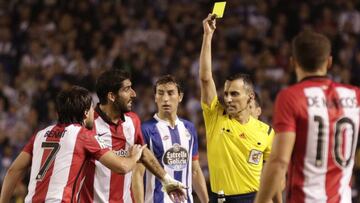 Jaime Latre enseña tarjeta a Beñat.