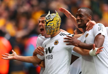 El delantero mexicano, que militaba en el Benfica, encontró su lugar en la Premier, convirtiéndose en ídolo de los Wolves. Con goles, lucha constante y compromiso total, se transformó en el referente ofensivo del equipo. Al finalizar la cesión, el equipo de Wolverhampton desembolsó 38 millones de euros para hacerse con él. 