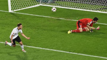 Hector celebra el penalti decisivo ante Italia que clasificó a Alemania para las semifinales de la Eurocopa 2016.