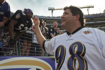 Tony Siragusa en un partido de los Baltimore Ravens.