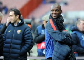 Eric Abidal, tras el calentamiento en el Parque de los Pr&iacute;ncipes de Par&iacute;s.