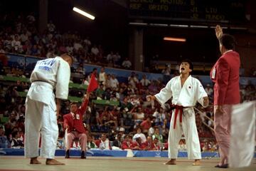 Referente mundial del judo y leyenda japonesa falleci車 a los 53 a?os tras pelear duramente contra el c芍ncer. Fue medalla de oro en los Juegos Ol赤mpicos de Barcelona 1992 y de plata en Atlanta 1996, adem芍s de tres veces campe車n del mundo. Conocido por su espectacular seoi nage y por su exquisita calidad t谷cnica tiene un digno sucesor en su hijo Genki que es ya campe車n del mundo junior (2018) y en 2019 se colg車 la medalla de oro en el campeonato continental de Asia.