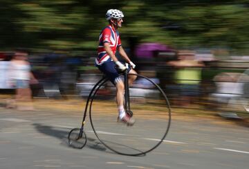 Un grupo de ciclistas disfrutan de la Gran Carrera de Knutsford, en el noroeste de Inglaterra, un evento singular que se celebró por última vez en 2010 y, por lo general, se disputa cada diez años, en el que participan ciclistas individuales y en equipo de todo el mundo, sobre bicicletas clásicas que datan de mediados del siglo XIX.