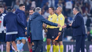 Domenec Torrent head coach of Monterrey and Referee Daniel Quintero during the semi-finals first leg match between Monterrey and Toluca, as part of the Liga BBVA MX, Torneo Apertura 2025 at BBVA Bancomer Stadium, on December 03, 2025 in Monterrey, Nuevo Leon, Mexico.