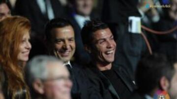 Cristiano, junto a su agente, Jorge Mendes, en la gala. 