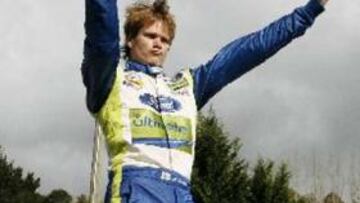 <B></B>. Marcus Gronholm celebra su triunfo en el Rally de Nueva Zelanda.