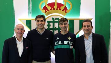 Roberto, con los mandatarios del Betis.
