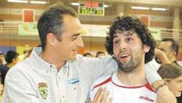 <b>HEREDERO. </b>Guijosa felicitó a Juanín por anticipado en Alcobendas.