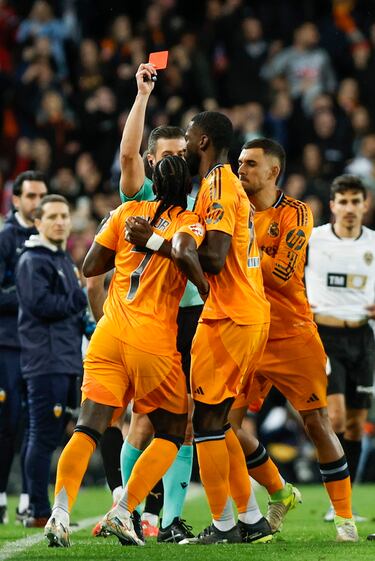 El jugador brasileño empuja a Dimitrievski, llaman al árbitro a revisar la jugada al VAR, y Soto Grado, tras visionar la acción, expulsa al 7 del Real Madrid.