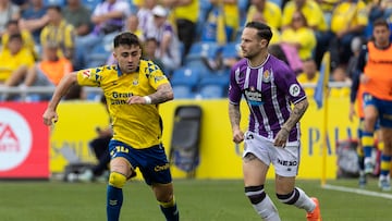 LAS PALMAS DE GRAN CANARIA, 07/12/2024.- El centrocampista de la Unión Deportiva Las Palmas Alberto Moleiro (i) disputa un balón ante el centrocampista del Real Valladolid Iván Sánchez, durante el partido correspondiente a la jornada décimo sexta de LaLiga EA Sports que disputan este sábado Estadio de Gran Canaria.EFE/Quique Curbelo