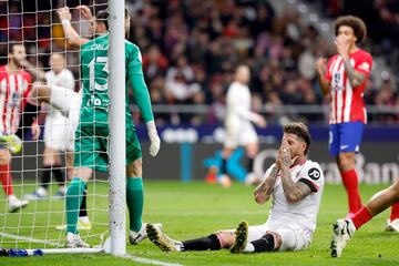 El jugador del Sevilla se lamenta tras fallar una ocasión al lanzamiento de un córner.