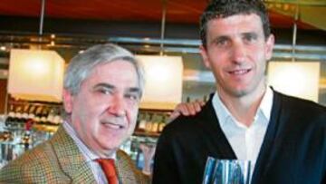 <b>MANO A MANO. </b>Antonio Muñoz y Javi Gracia despiden 2008 con la ilusión de poder disfrutar un ascenso en 2009. Y brindan por ello.