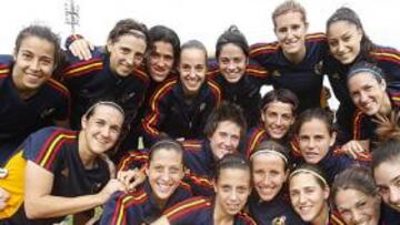 <b>ILUSIONADAS. </b>La Selección Absoluta hace piña tras un entrenamiento en la Ciudad del Fútbol.