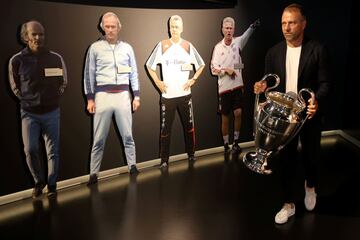 La Champions League 2020 ya descansa en las vitrinas del Bayern Múnich. En la imagen, el técnico del conjunto bávaro, Hans-Dieter Flick, posa con el trofeo en el Museo del club ante las imágenes de cartón-piedra de cuatro ilustres e históricos entrenadores de la casa: Dettmar Cramer, Udo Lattek, Ottmar Hitzfeld y Jupp Heynckes.