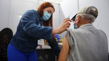 Santiago, 7 febrero 2022.
Comienza la segunda dosis de refuerzo en personas mayores de 55 años en el vacunatorio de la comuna de La Florida. 
Jonnathan Oyarzun/Aton Chile
