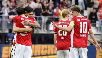 Alkmaar (Netherlands), 07/08/2025.- Troy Parrott of AZ celebrates with his teammates after scoring the 1-0 goal during the UEFA Europa Conference League third qualifying round, first leg soccer match the UEFA Europa Conference League match between AZ Alkmaar and FC Vaduz in Alkmaar, the Netherlands, 07 August 2025. (Países Bajos; Holanda) EFE/EPA/OLAF KRAAK