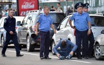 Un seguidor del Legia Varsovia herido durante los enfrentamientos en Kiev.