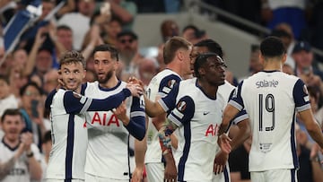LONDON (United Kingdom), 01/05/2025.- James Maddison (L) of Tottenham celebrates with teammates after scoring the 2-0 goal during the UEFA Europa League semi-finals 1st leg soccer match between Tottenham Hotspur and Bodo/Glimt, in London, Britain, 01 May 2025. (Reino Unido, Londres) EFE/EPA/ANDY RAIN
