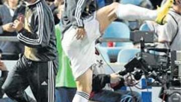 Ronaldo y Raúl calientan antes de entrar en el terreno de juego.