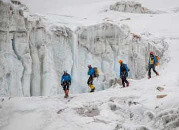 Carlos Soria en la cima del Kanchenjunga (8.586 m) en 2014. El montañero de 75 años hollaba la cima de la tercera cumbre del planeta y se convertía así en la persona de más edad en hacerlo.