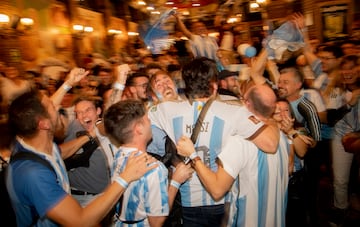 Después de un partido lleno de tensión, los seguidores argentinos explotan de alegría tras ver a su selección Campeona del Mundo.