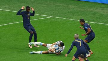 Endorsing World Cup final referee Szymon Marciniak’s decision to award Argentina a penalty, AS resident ref Eduardo Iturralde was critical of Ousmane Dembélé.