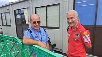 Carlo Merilini, de azul, y Davide Tardozzi.
