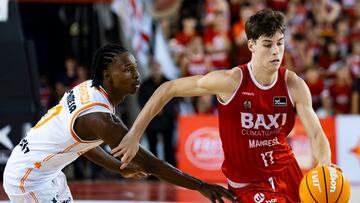El base español del Baxi Manresa Mario Saint-Supéry es defendido por el escolta senegalés del Valencia Basket Brancou Badio durante el encuentro de la jornada 1 de la Liga Endesa entre el Baxi Manresa y el Valencia Basket.