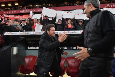 Saludo de Diego Pablo Simeone y Ernesto Valverde, entrenadores del Atlético de Madrid y Athletic Club respectivamente.