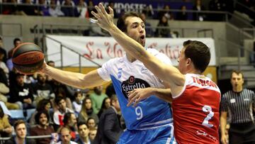 GRAF2128. Santiago de Compostela, 23/12/2018. El alero de Monbus Obradoiro, Nacho Llovet (i), con el bal&oacute;n ante la defensa del escolta estadounidense del Baxi Manresa, Ryan Toolson, durante el encuentro de la liga ACB disputado esta tarde en estadio Multiusos de Sar en Santiago de Compostela.EFE. Xo&aacute;n Rey.