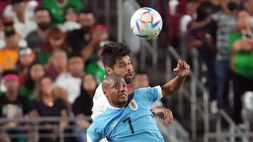 Ara&uacute;jo disputa un bal&oacute;n a&eacute;reo con De la Cruz durante el partido contra Uruguay.