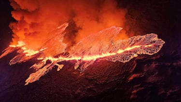 La lava del volcán sale por las grietas de la superficie.