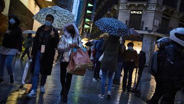 Transe&uacute;ntes caminan cerca de una zona comercial en la calle de Preciados, en Madrid (Espa&ntilde;a), a 27 de noviembre de 2020. La ciudad de Madrid estrena este viernes el dispositivo policial de Navidad que da comienzo con la campa&ntilde;a comerc