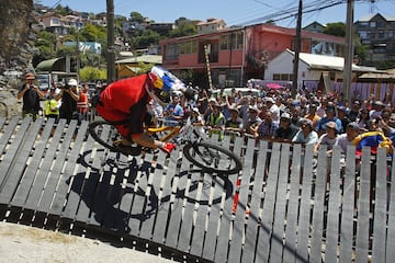 Valparaiso, 11 febrero 2018.
Decimosexta version del Red Bull Valparaiso Cerro Abajo, principal carrera de descenso urbano en Chile, realizada entre calles, escaleras y callejones de la ciudad puerto.
Sebastian Cisternas/Photosport.