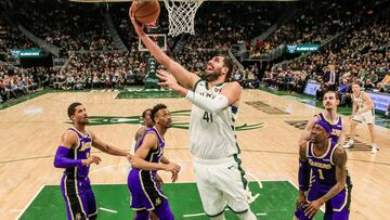 Nikola Mirotic anota ante la mirada de la defensa de Los Angeles Lakers.