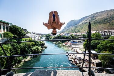 El clavadista mexicano Jonathan Paredes salta desde una plataforma a 21m de altura sobre el Stari Most o
Puente Viejo (declarado Patrimonio de la Humanidad por la UNESCO) de Mostar, en Bosnia y Herzegovina. Esta cita
supuso la quinta parada del Red Bull Cliff Diving y marcó el inicio de la segunda parte de la temporada de clavados. 