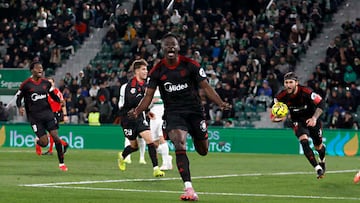 ELCHE (ALICANTE), 19/01/2026.- El delantero del Sevilla Akor Adams celebra tras marcar el segundo gol ante el Elche, durante el partido de LaLiga EA Sports que Elche CF y Sevilla FC disputan este lunes en el estadio Martínez Valero. EFE/Pablo Miranzo