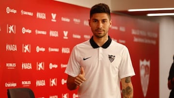 Montiel, presentado con el Sevilla.