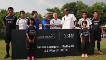 PREVIA. Edwin Moses y Bobby Charlton, con autoridades malayas.