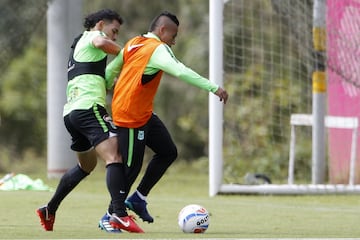 Vladimir Hernández ante la marca de Diego Arias en el entrenamiento de Nacional.