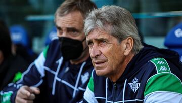 Manuel Pellegrini, head coach of Real Betis, looks on during the Santander League match between Levante UD and Real Betis Balonpie at the Ciutat de Valencia Stadium on February 13, 2022, in Valencia, Spain.
 AFP7 
 13/02/2022 ONLY FOR USE IN SPAIN